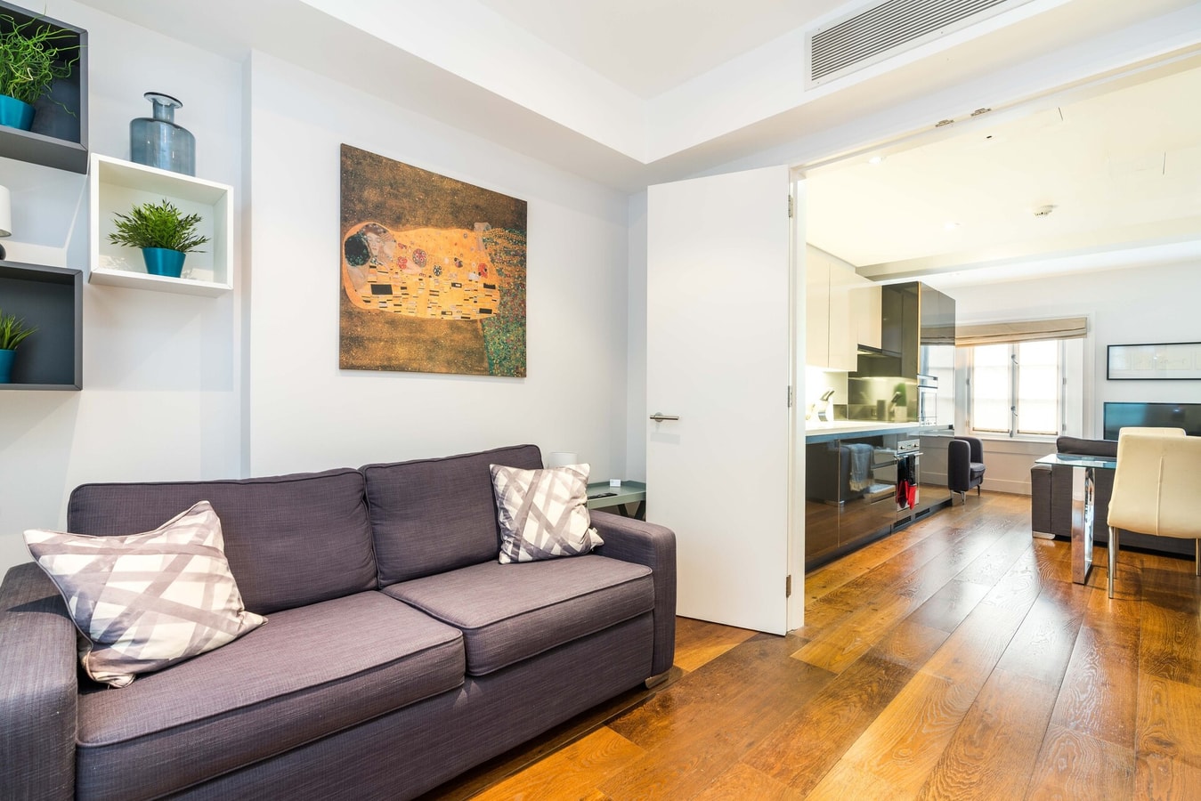 A Stunning Three Bedroom Home in Mayfair 6 Hello Guest