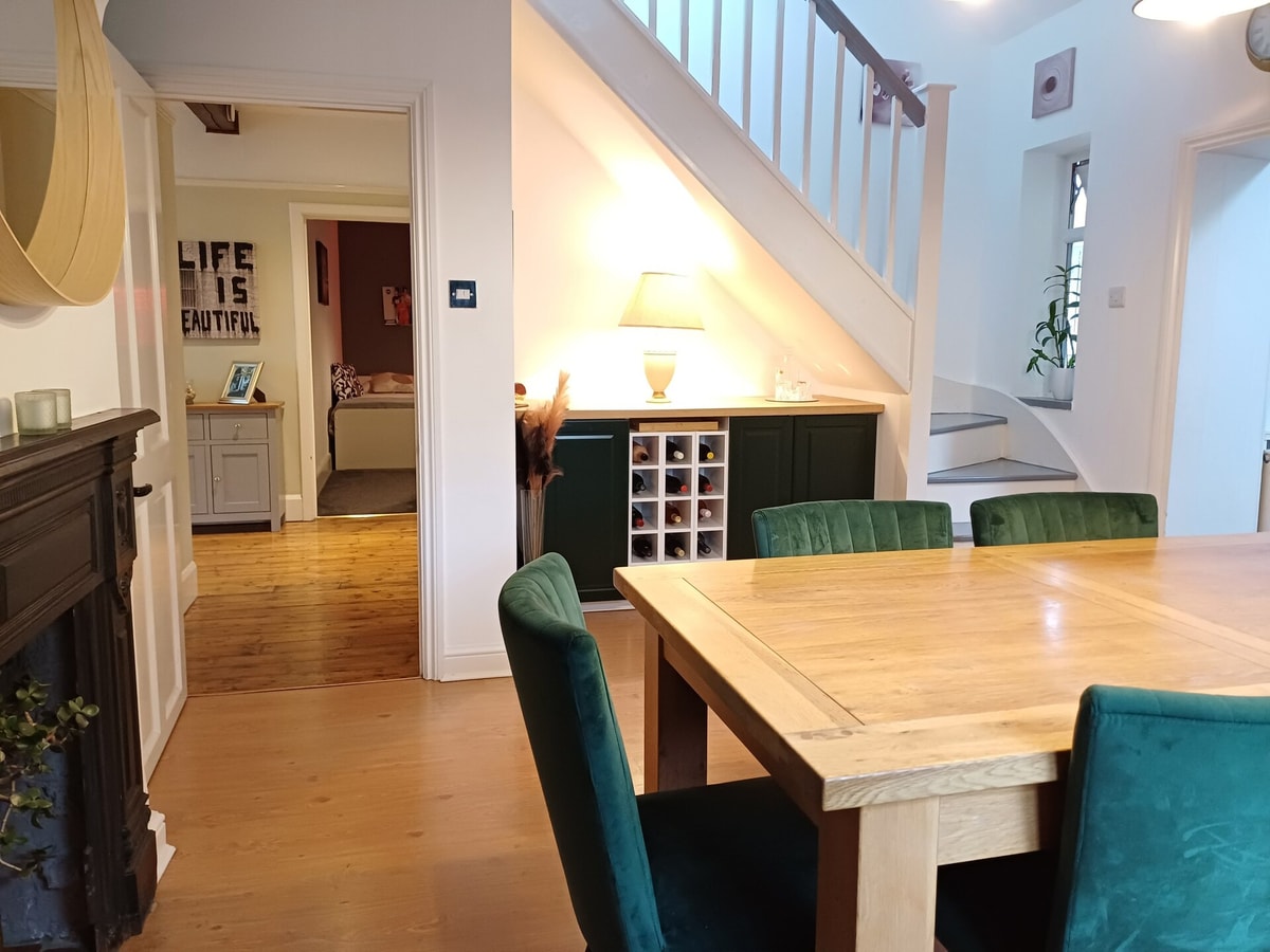 Charming 4B Bungalow w/ Garden Near Beach & Downs 11 Hello Guest