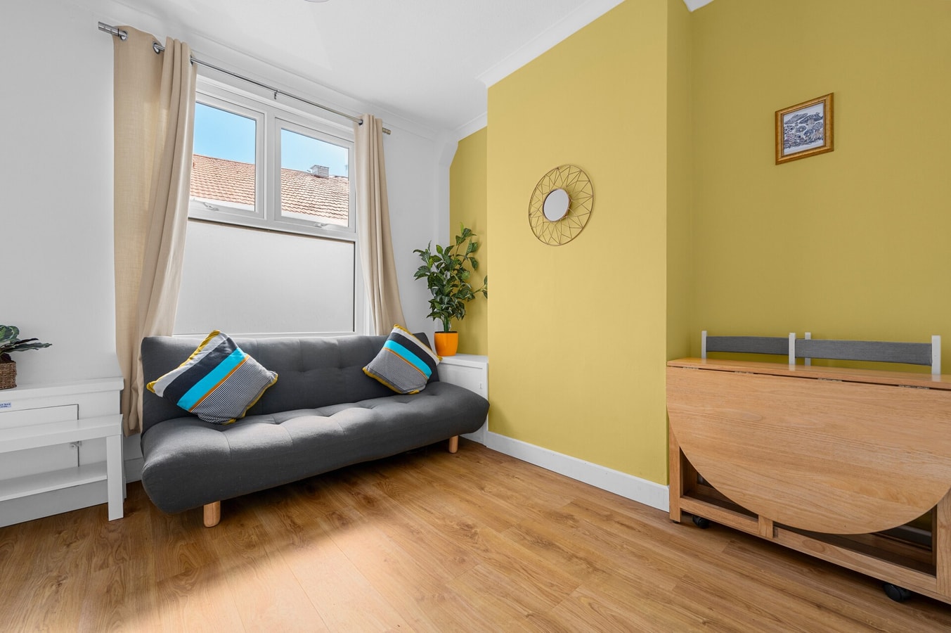 Bright 2BD Home - 10 mins to Central Manchester 7 Hello Guest