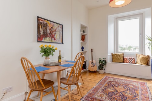 Edinburgh Castle Views! Stylish 2BD Flat, Sleeps 4 6 Hello Guest