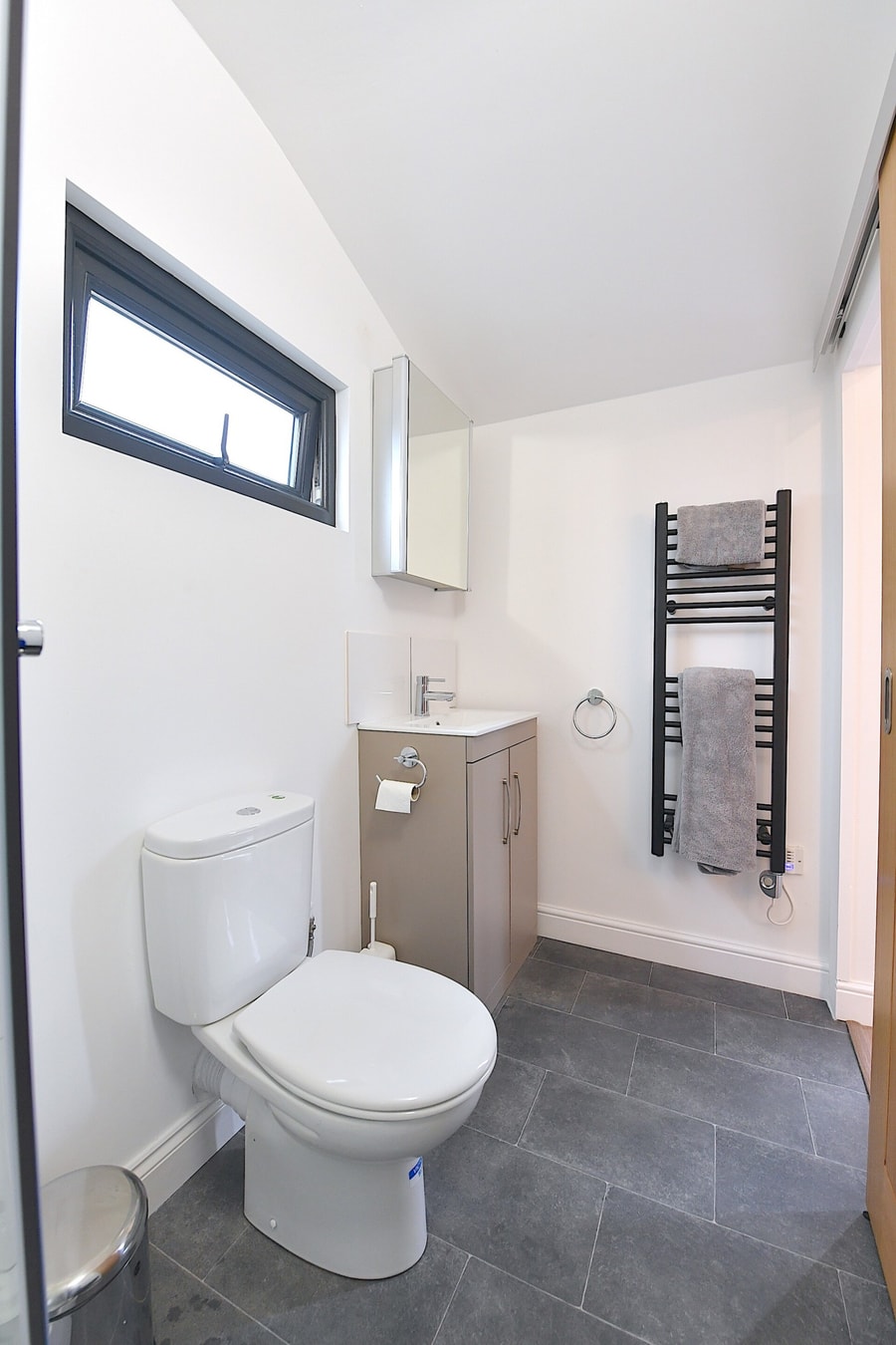 Cheerful 1BD Cottage with Parking Nr Guildford 8 Hello Guest