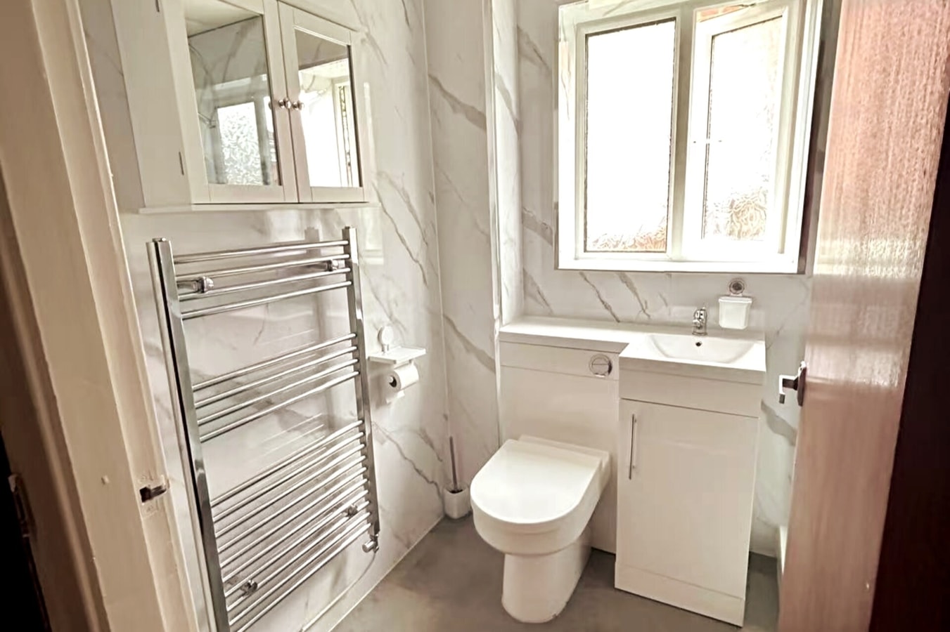 Oldham Bungalow Retreat: 2BD Peaceful Comfort 20 Hello Guest