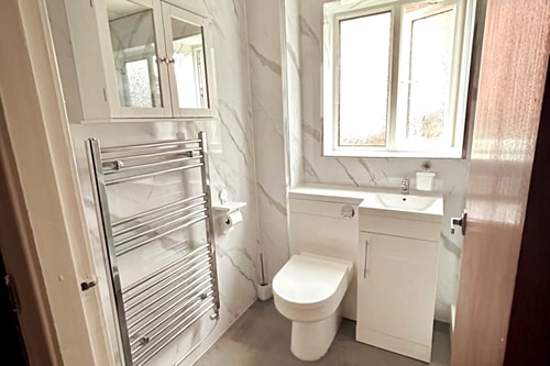 Oldham Bungalow Retreat: 2BD Peaceful Comfort 20 Hello Guest