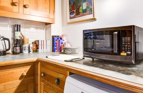 Charming Hilltop Cottage with Panoramic Views 6 Hello Guest