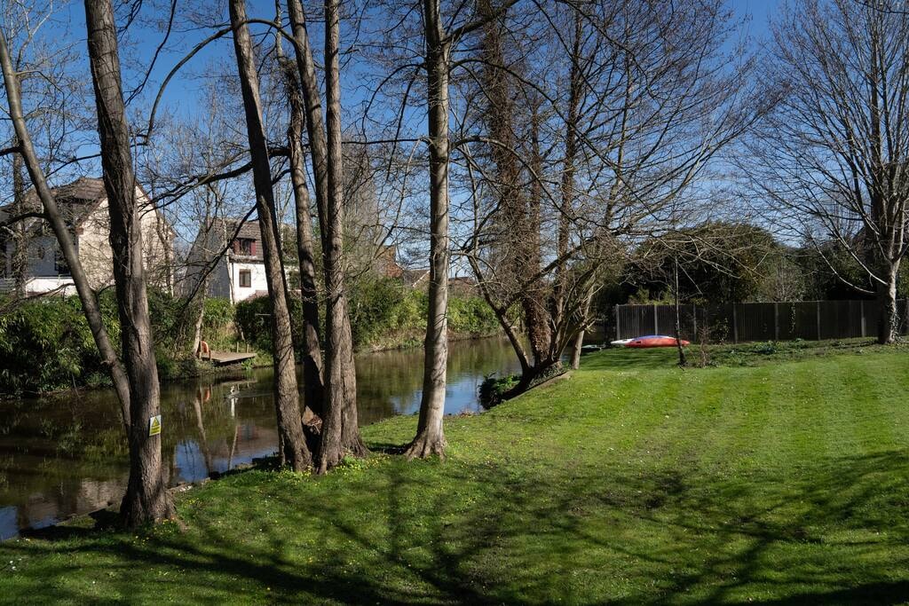 Surrey Hills Escape: Riverside Walks & Quick Links 17 Hello Guest