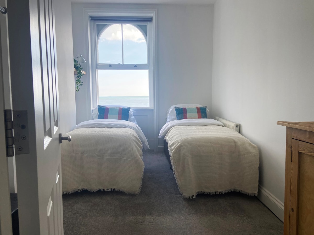 Spacious 2BD Flat with Stunning Views Folkestone 12 Hello Guest