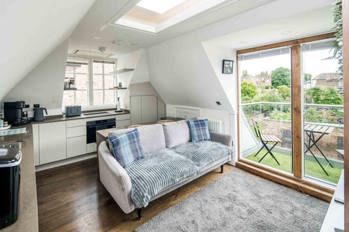 Sleek and Stylish 1BD Apt w/ Balcony, Hammersmith