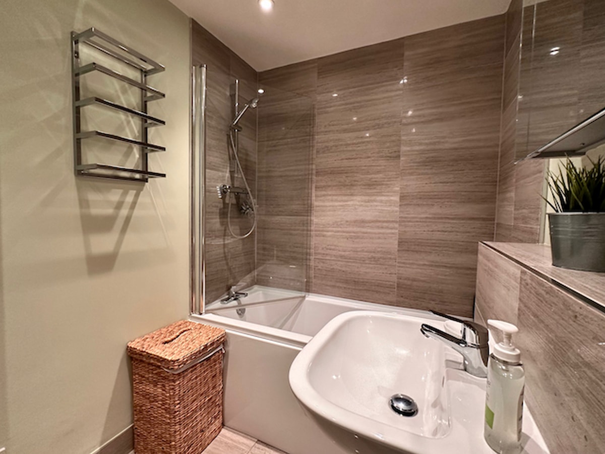 Modern and Bright 1BD Apartment in Lewes, Sussex 11 Hello Guest