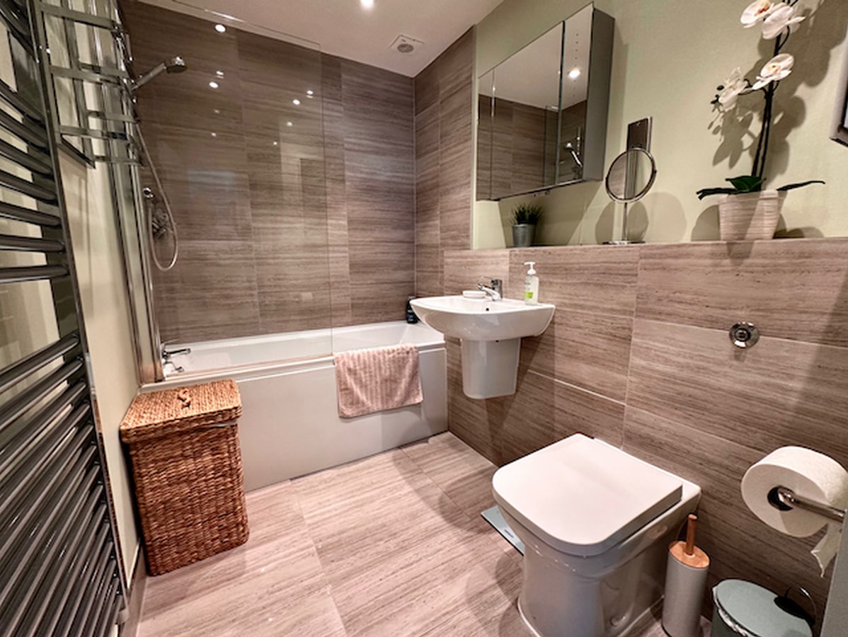 Modern and Bright 1BD Apartment in Lewes, Sussex 13 Hello Guest