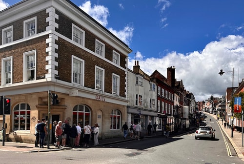 Modern and Bright 1BD Apartment in Lewes, Sussex 17 Hello Guest