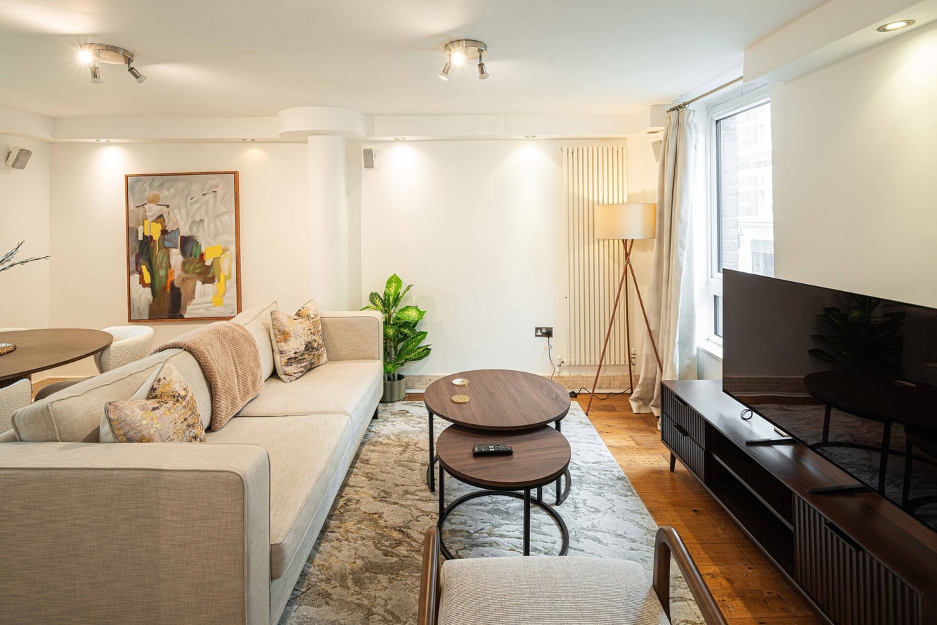 Stylish 3BD Flat in Prime Covent Garden Location 9 Hello Guest