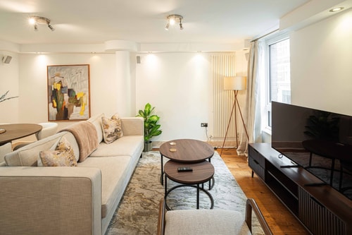 Stylish 3BD Flat in Prime Covent Garden Location 9 Hello Guest
