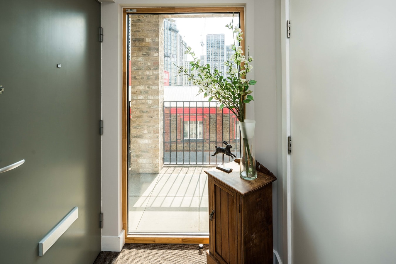 Shiny & Comfy stay with Underground links nearby! 13 Hello Guest