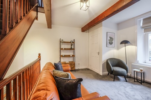 Sleek 2B/1B Retreat in Lindley, Huddersfield 3 Hello Guest