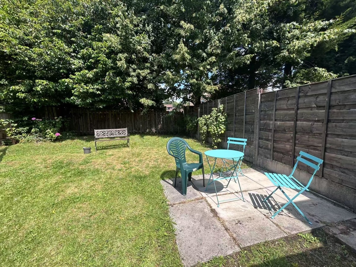 Oldham Bungalow Retreat: 2BD Peaceful Comfort 22 Hello Guest