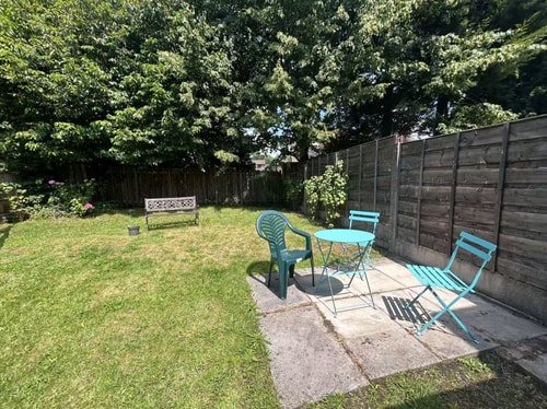 Oldham Bungalow Retreat: 2BD Peaceful Comfort 22 Hello Guest