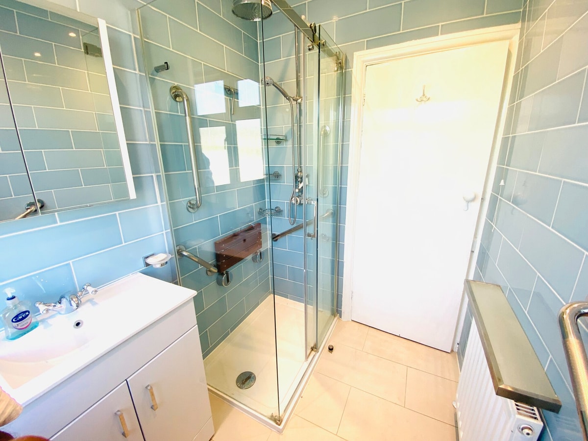 Cozy 3BD Retreat in London 14 Hello Guest