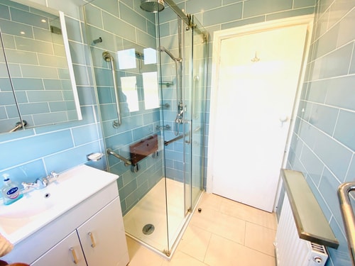 Cozy 3BD Retreat in London 14 Hello Guest