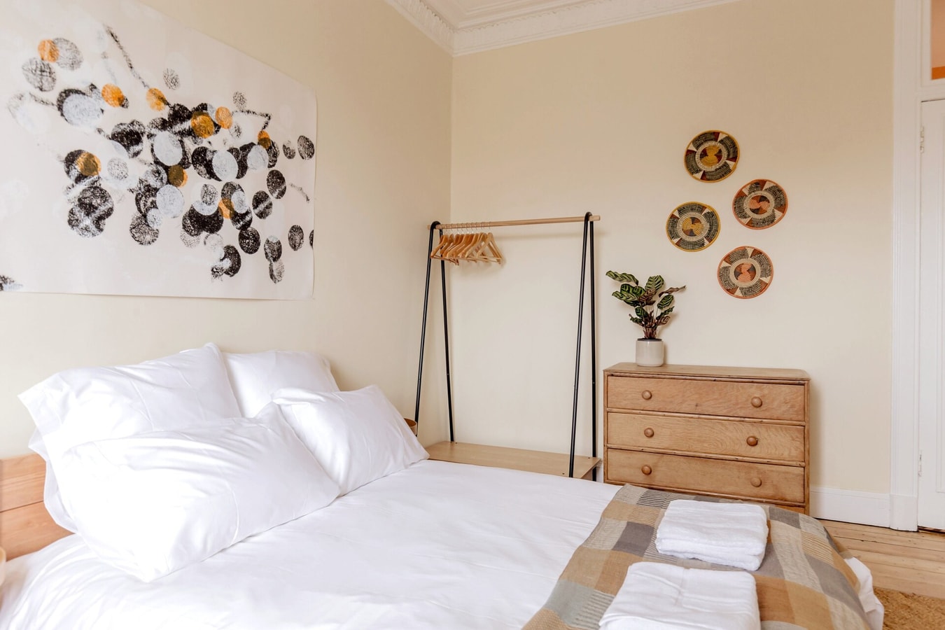 Edinburgh Castle Views! Stylish 2BD Flat, Sleeps 4 gallery image 12
