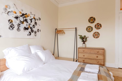 Edinburgh Castle Views! Stylish 2BD Flat, Sleeps 4 11 Hello Guest