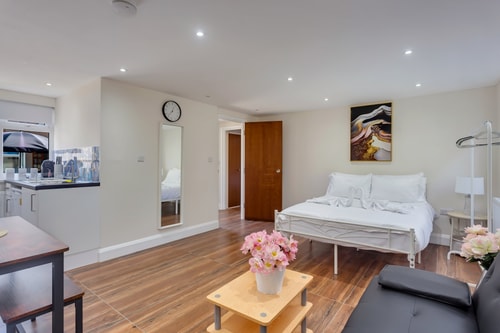 2BR Annexe with Garden near Heathrow