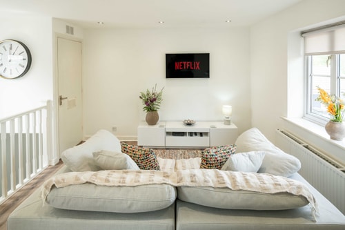 Loughton Hideaway: Cozy 1BD Near Tube & Nature 14 Hello Guest