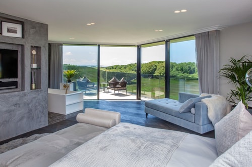 Cooden Beach: 4BD Retreat with Cinema 3 Hello Guest