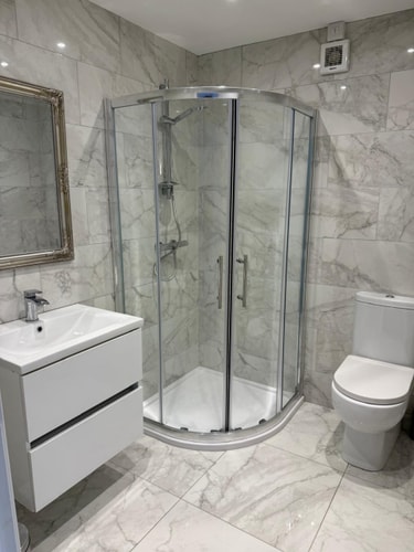 Modern Split-Level 2-Bed Apartment with Balcony 9 Hello Guest