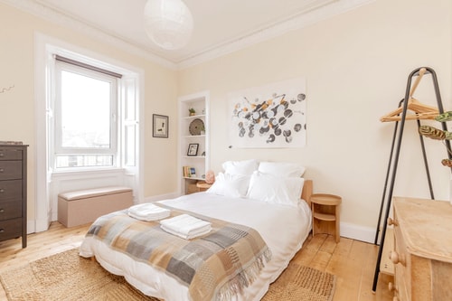 Edinburgh Castle Views! Stylish 2BD Flat, Sleeps 4 9 Hello Guest