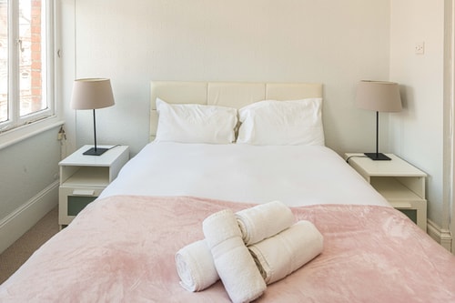 Elegant 2BD Flat with Views Near Barons Court 6 Hello Guest