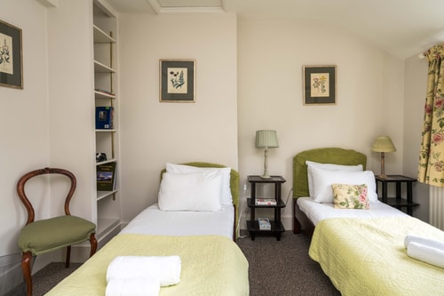 Charming 2BD House with Garden in Hammersmith 10 Hello Guest