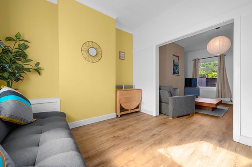 Bright 2BD Home - 10 mins to Central Manchester 9 Hello Guest