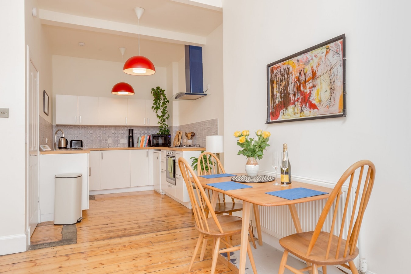 Edinburgh Castle Views! Stylish 2BD Flat, Sleeps 4 gallery image 8