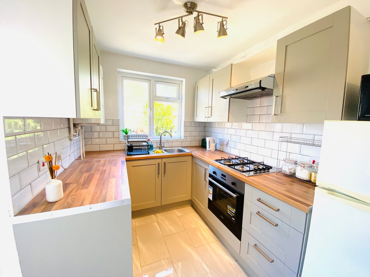 Cozy 3BD Retreat in London 5 Hello Guest