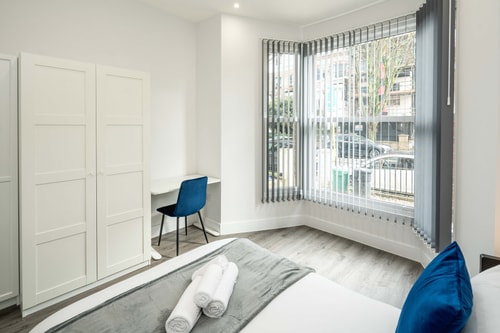 Modern 2B Home with Private Backyard & Fast WiFi 6 Hello Guest