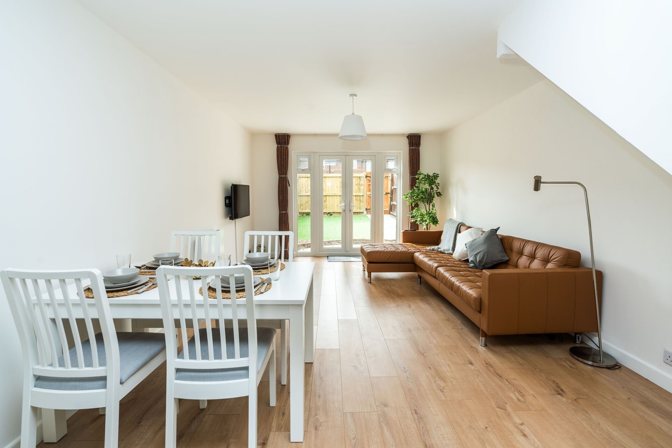 Sleek and Stylish 2BD Home with a Garden Anerley 9 Hello Guest
