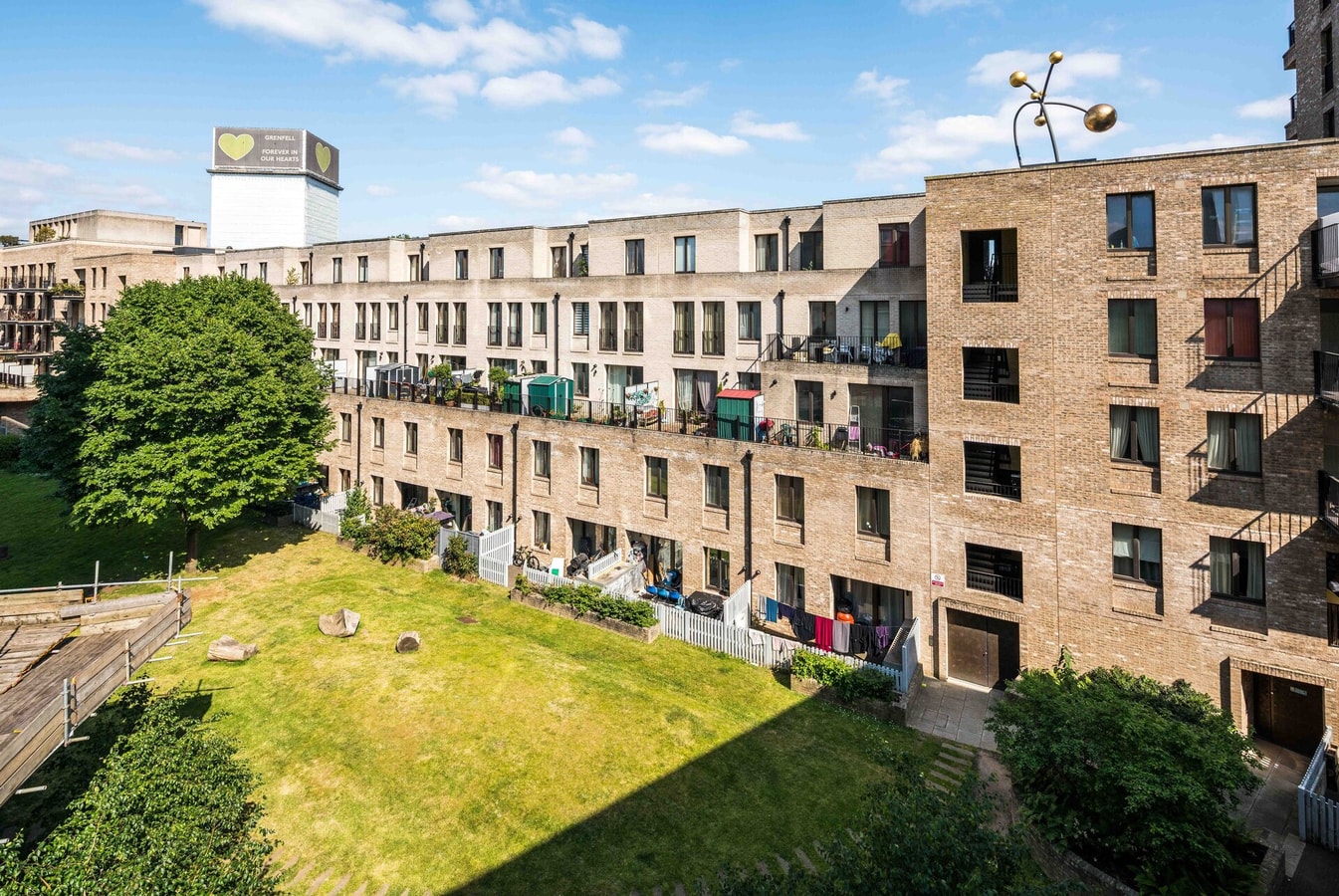 Shiny & Comfy stay with Underground links nearby! 15 Hello Guest