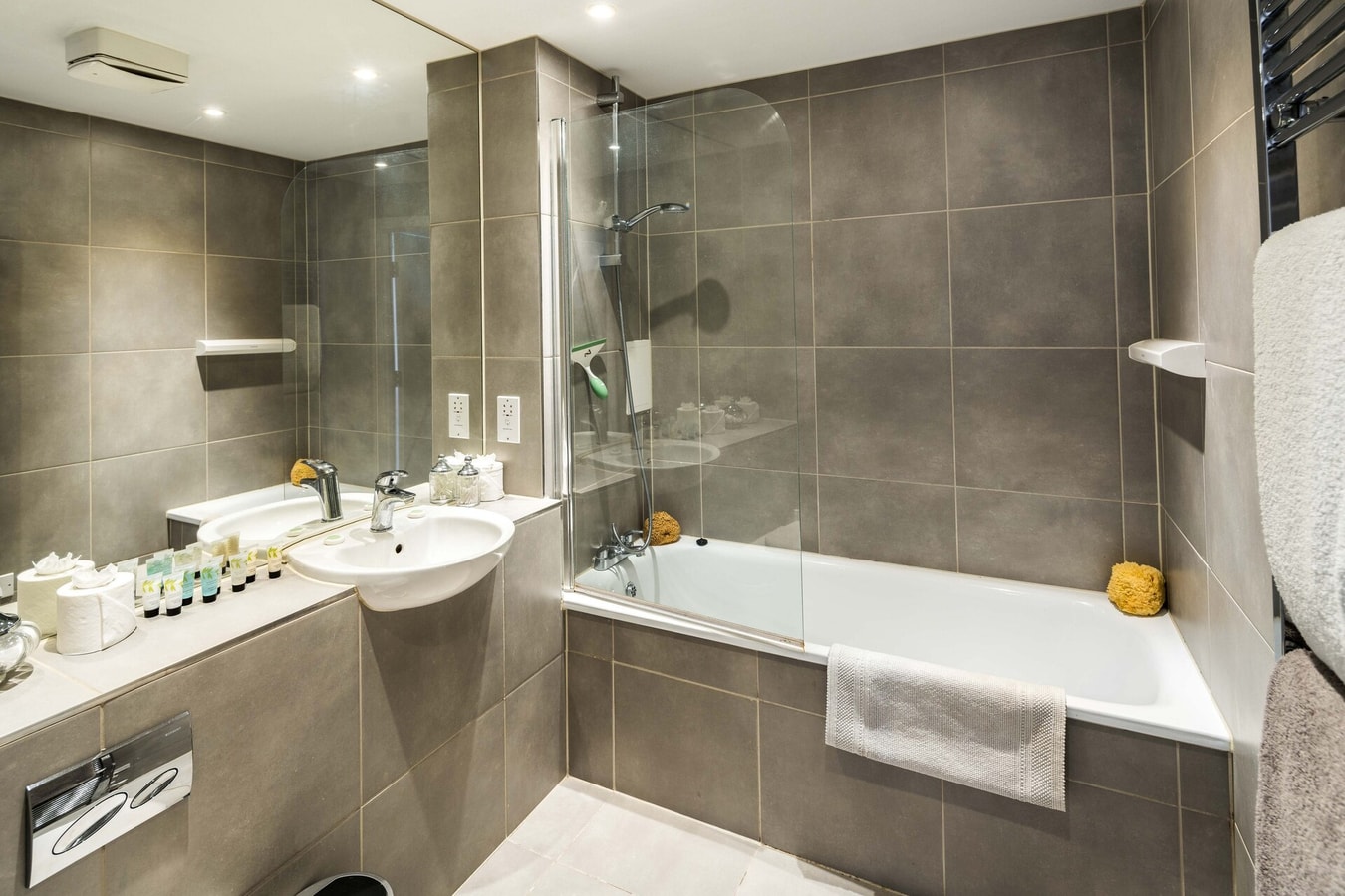 Shiny & Comfy stay with Underground links nearby! 11 Hello Guest