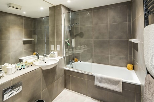 Shiny & Comfy stay with Underground links nearby! 11 Hello Guest