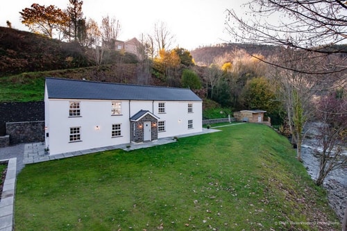 Charming Valley Farmhouse for up to 6 guests