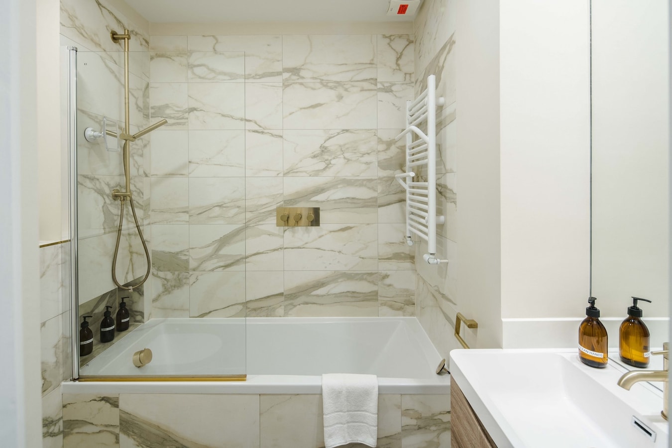 Stylish 2 Bedroom / 2 Bath in Notting Hill 14 Hello Guest