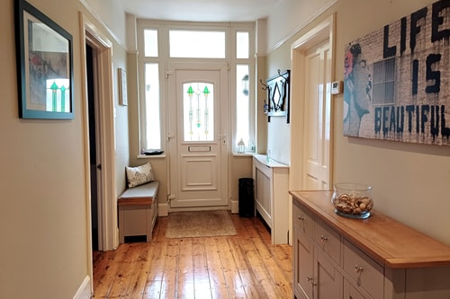 Charming 4B Bungalow w/ Garden Near Beach & Downs 25 Hello Guest