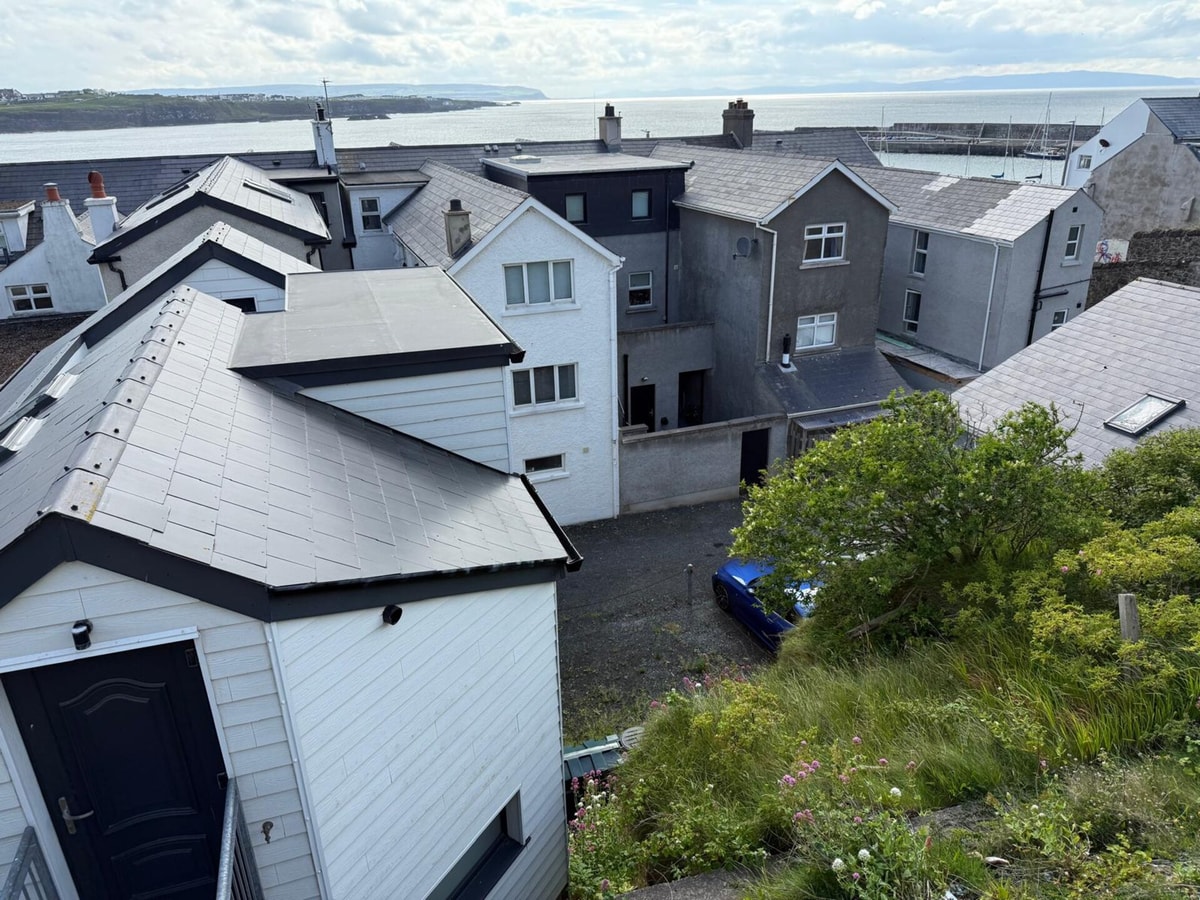 Modern Split-Level 2-Bed Apartment with Balcony 10 Hello Guest