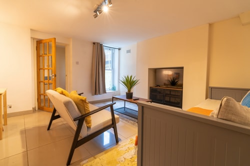 Private 1BD Flat near Gloucester Docks 19 Hello Guest