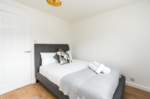 Sleek and Stylish 2BD Home with a Garden Anerley 11 Hello Guest