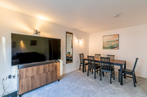 4BR Townhouse Near Centre with Garden & Garage