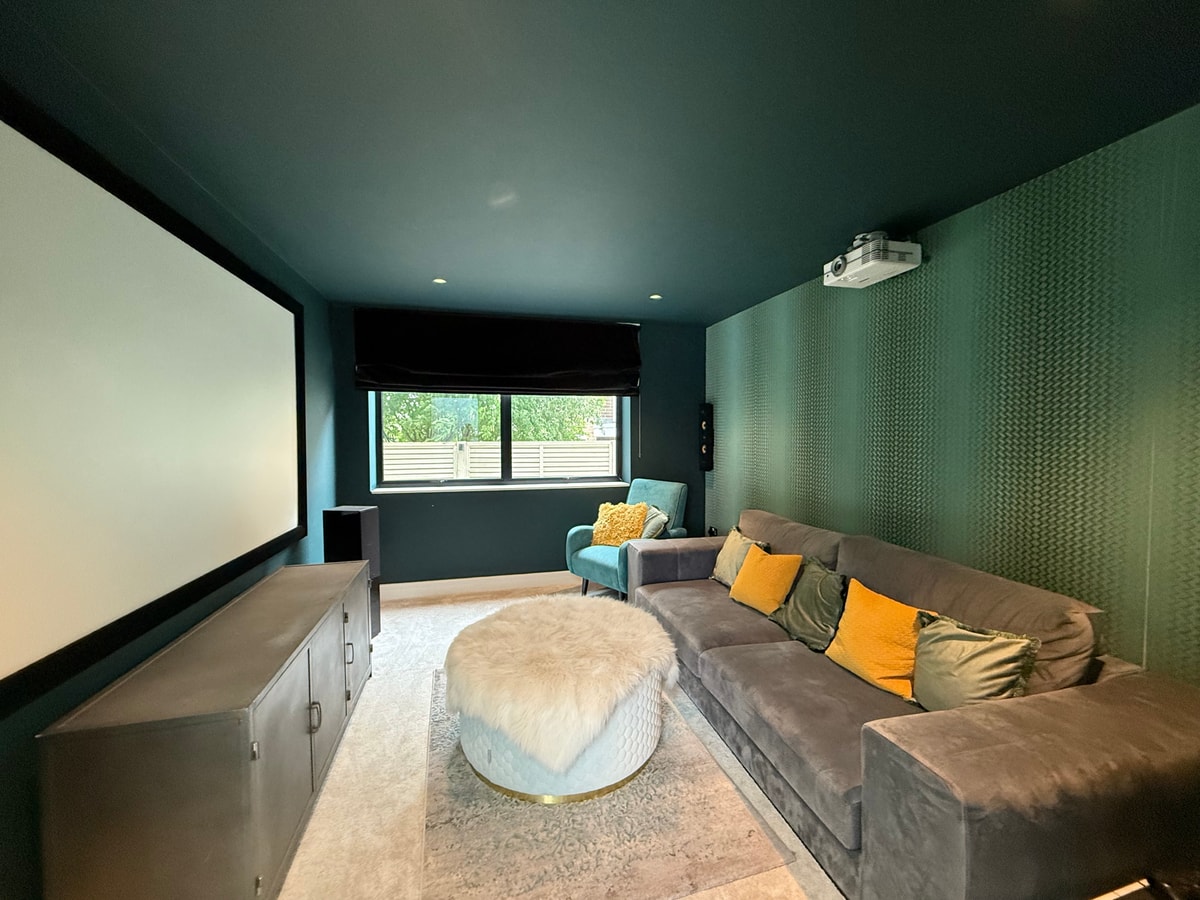 Cooden Beach: 4BD Retreat with Cinema 22 Hello Guest