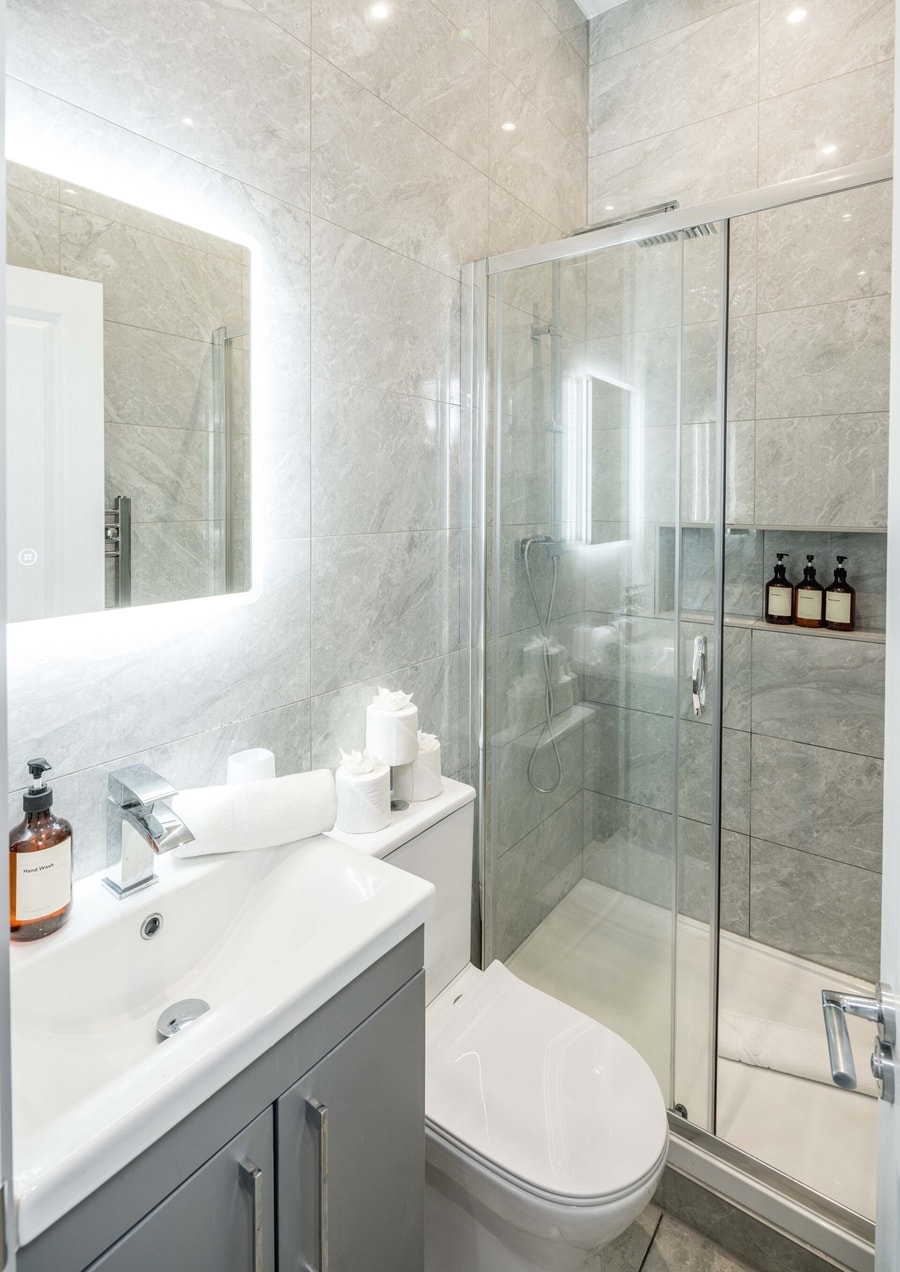 Modern 2B Home with Private Backyard & Fast WiFi 16 Hello Guest