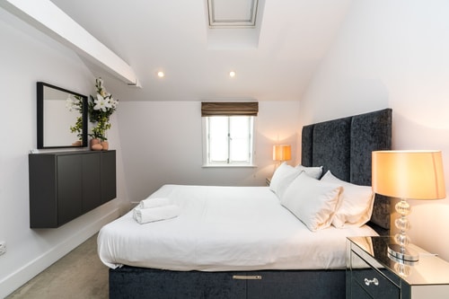 A Stunning Three Bedroom Home in Mayfair 12 Hello Guest