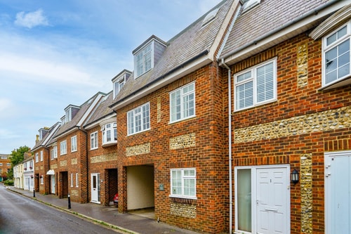 Tranquil 3BD Haven by the Sea in Littlehampton 21 Hello Guest